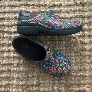 Crocs Work Clogs Women Size 7 Black Abstract Print Slip Resistant Comfort Shoes